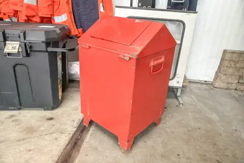 Poubelle basculante