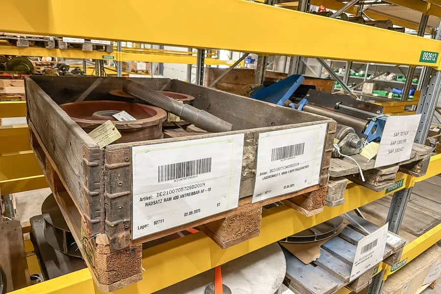 2 palettes de pièces détachées de machines