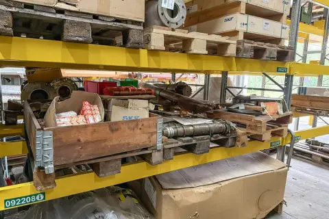 3 pallets met machine-onderdelen