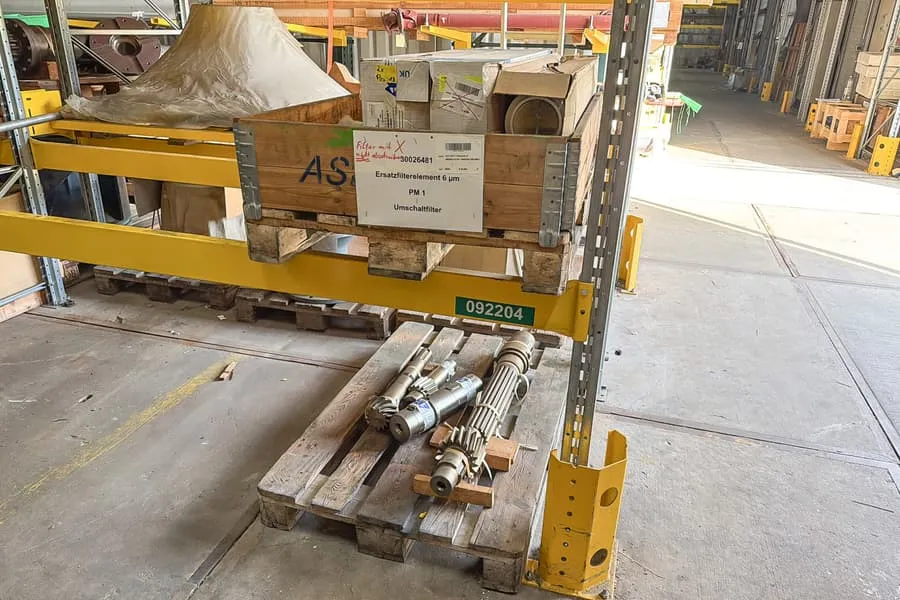 2 pallets met machineonderdelen