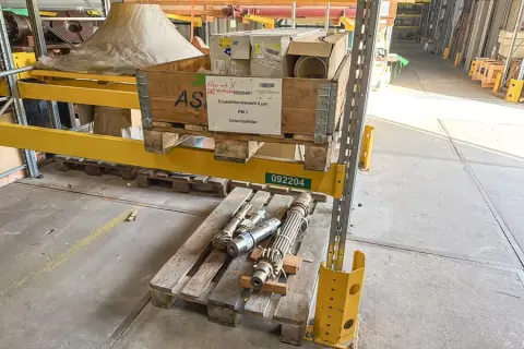2 pallets met machineonderdelen