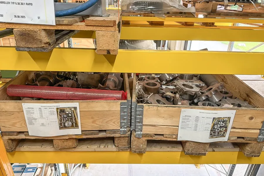 2 pallets met machineonderdelen