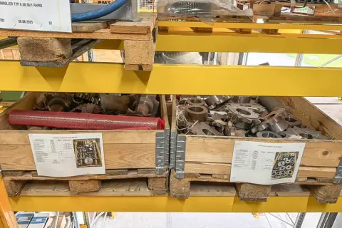2 pallets met machineonderdelen