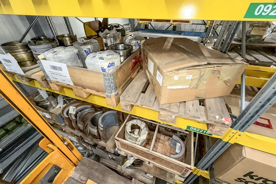 6 pallets met machine-onderdelen