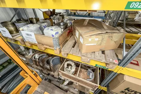 6 pallets met machine-onderdelen