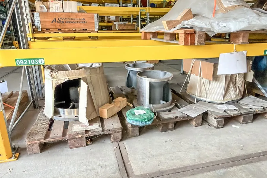 3 palettes de pièces détachées de machines