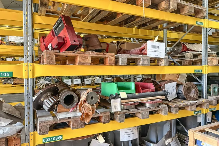 5 pallets met machine-onderdelen