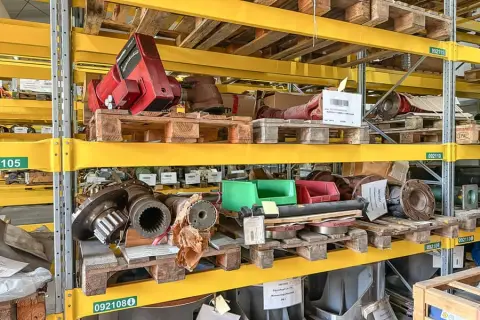 5 pallets met machine-onderdelen