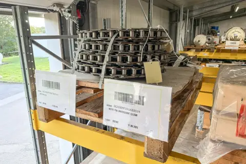 Pallet met reservekettingen P31,75 en P50