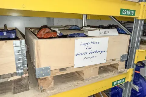 Pallet met lagersteunen voor Seeberger pompen