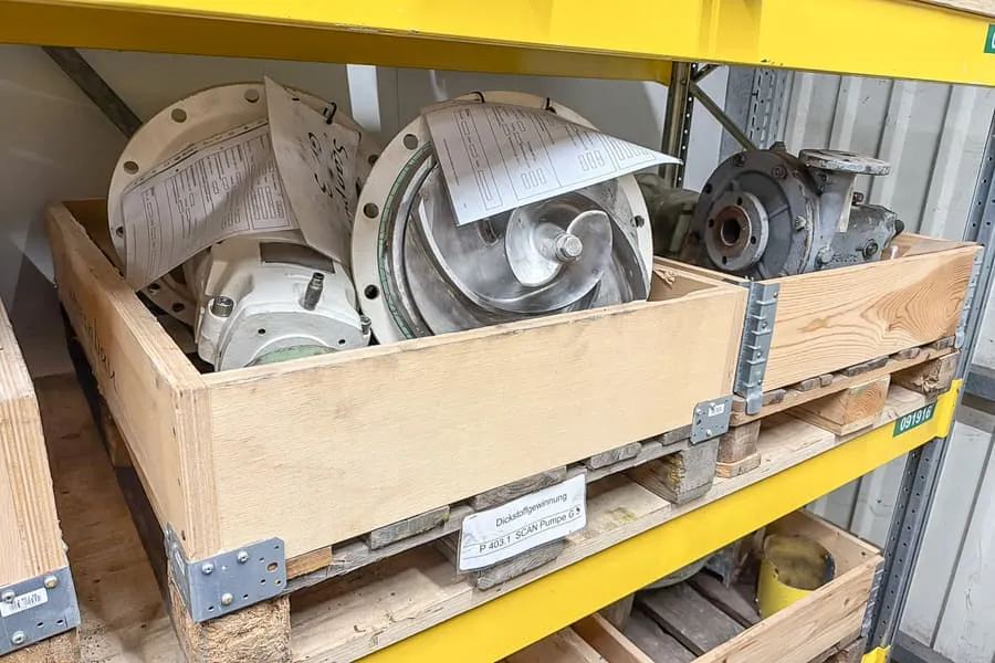 3 pallets met machine-onderdelen Scanpump
