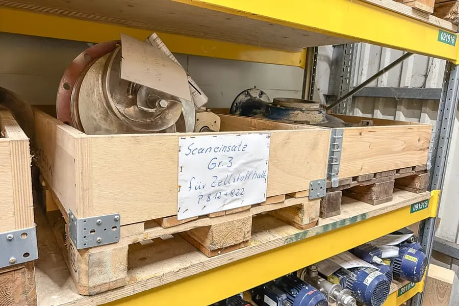 3 pallets met machine-onderdelen Scanpump