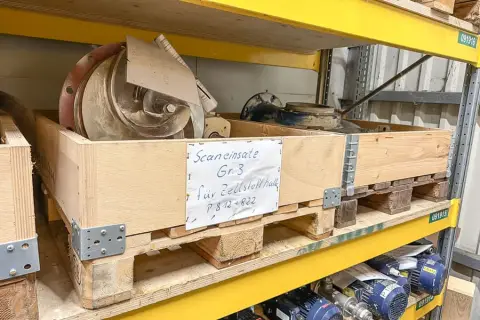 3 pallets met machine-onderdelen Scanpump