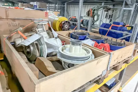 2 pallets met machine-onderdelen