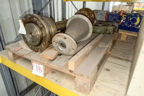 2 pallets met machineonderdelen