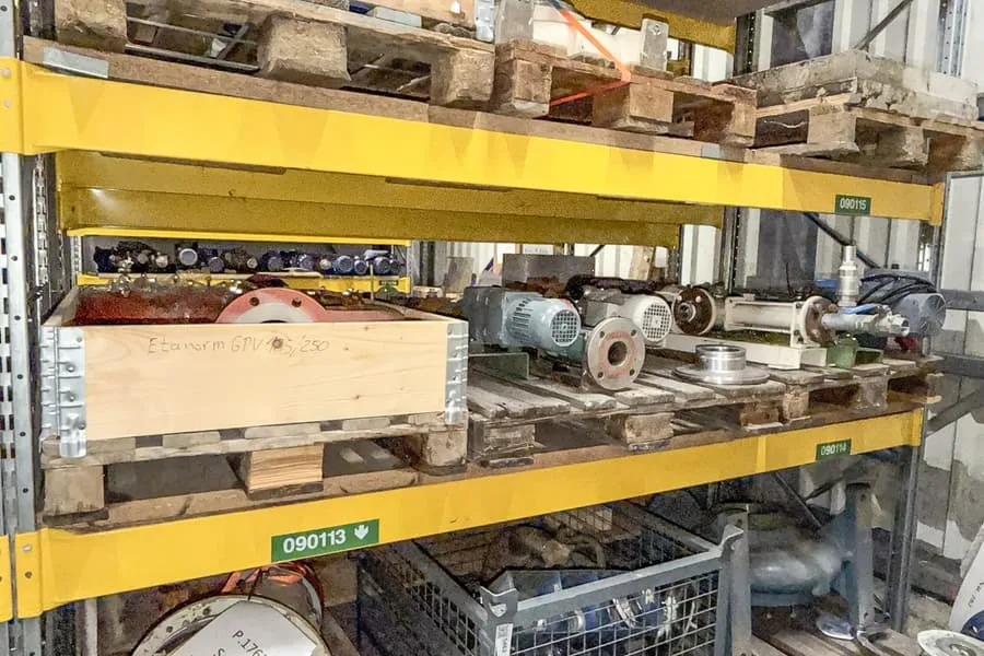 3 pallets met pomponderdelen