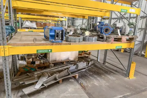 Inhoud van 2 legplanken: machine-onderdelen