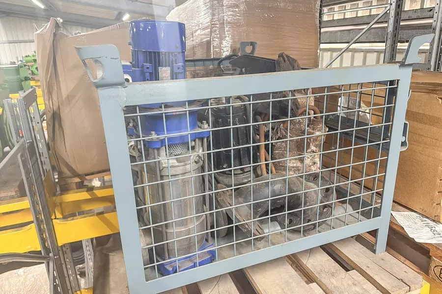 Gitterbox met pomp reserveonderdelen