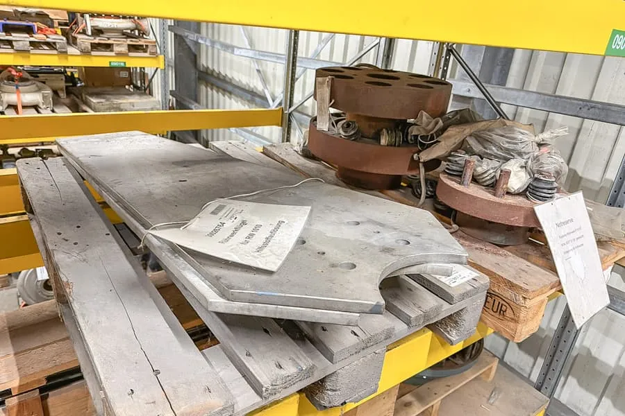 2 pallets met machine-onderdelen