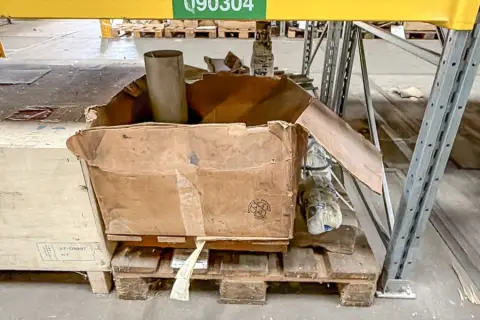 Pallet met buiscomponenten