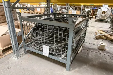 Gitterbox met slangen
