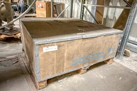 Houten kist met machineonderdelen SKF