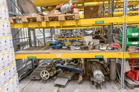 Inhoud van 3 legplanken: machineonderdelen