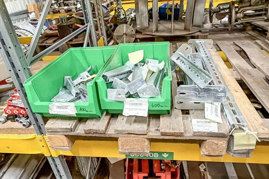 Pallet met bevestigingsmateriaal