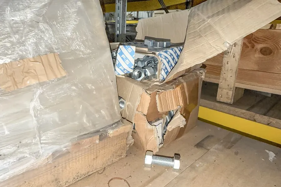 2 cartons avec matériel de fixation