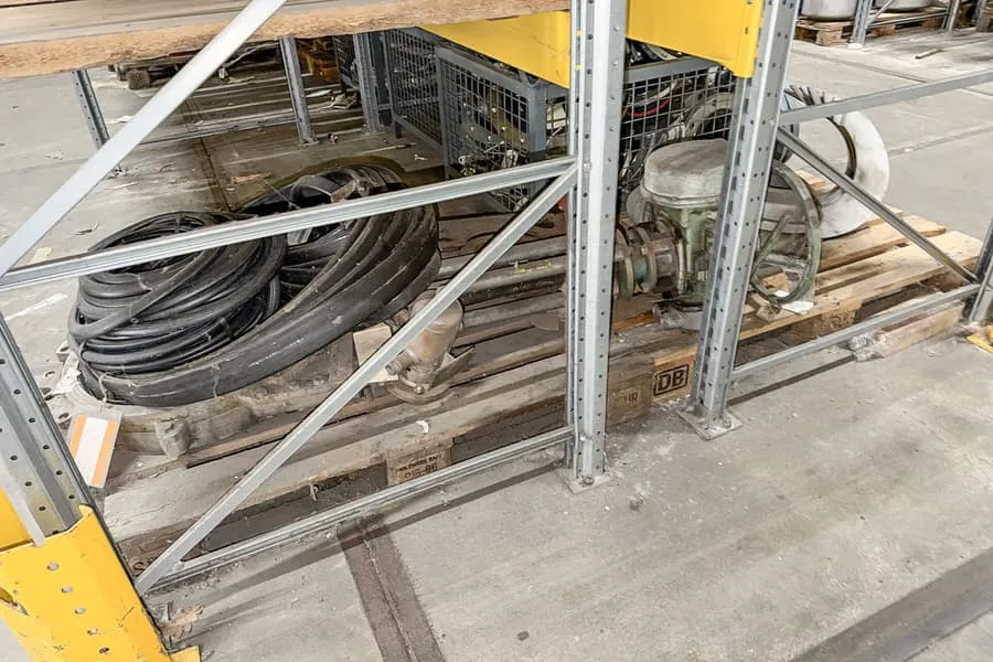 2 pallets met machineonderdelen en slangen