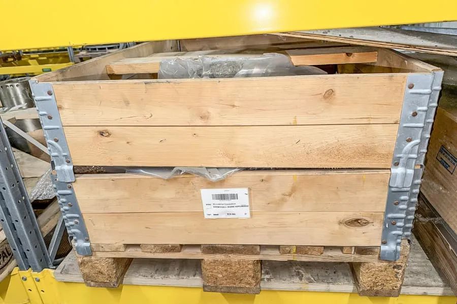 2 pallets met machineonderdelen