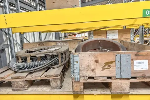 2 pallets met machineonderdelen