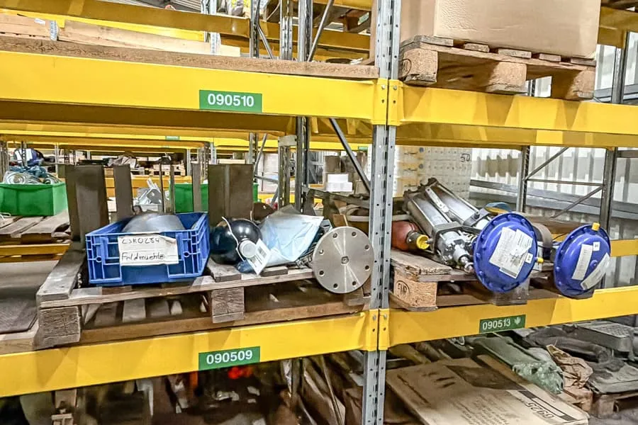 2 pallets met machineonderdelen