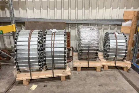 2 pallets met scharnieren