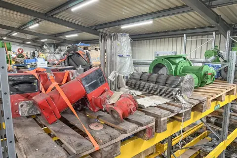 3 pallets met machine-onderdelen