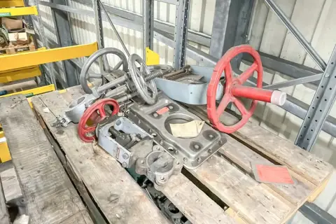 Pallet met schuifcomponenten