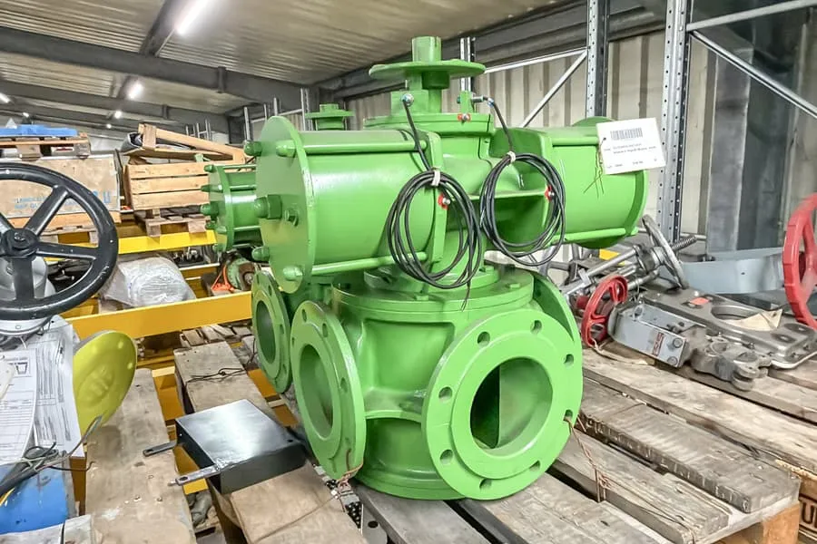 Čtyřcestný ventil s pneumatickým pohonem DN 150