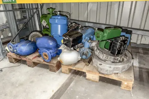 2 pallets met machineonderdelen