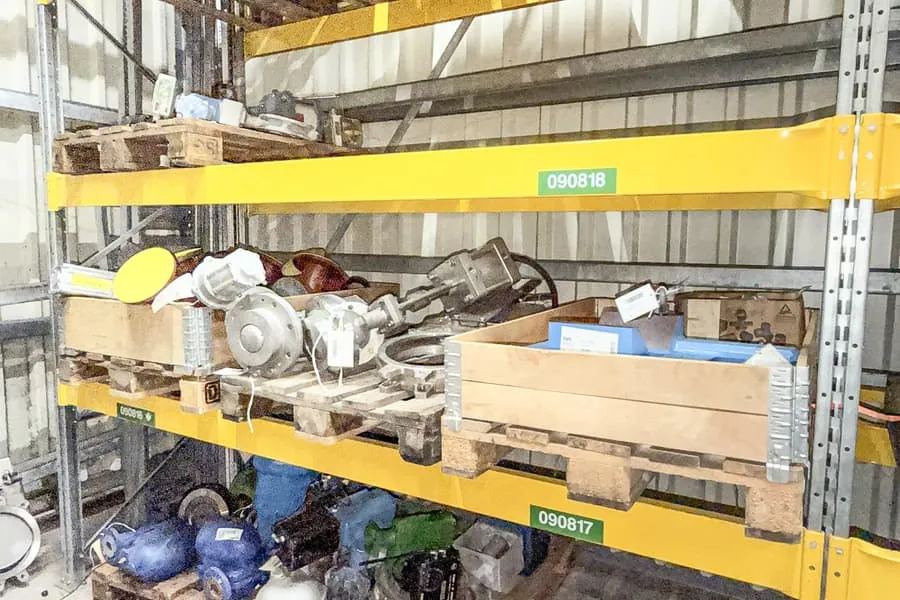 3 pallets met machineonderdelen