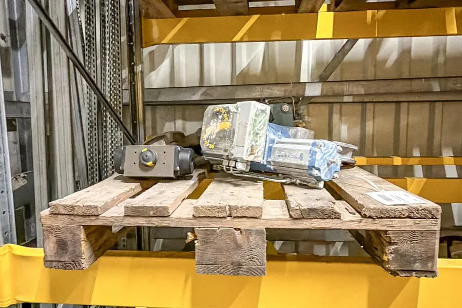 Palette de pièces détachées de machines