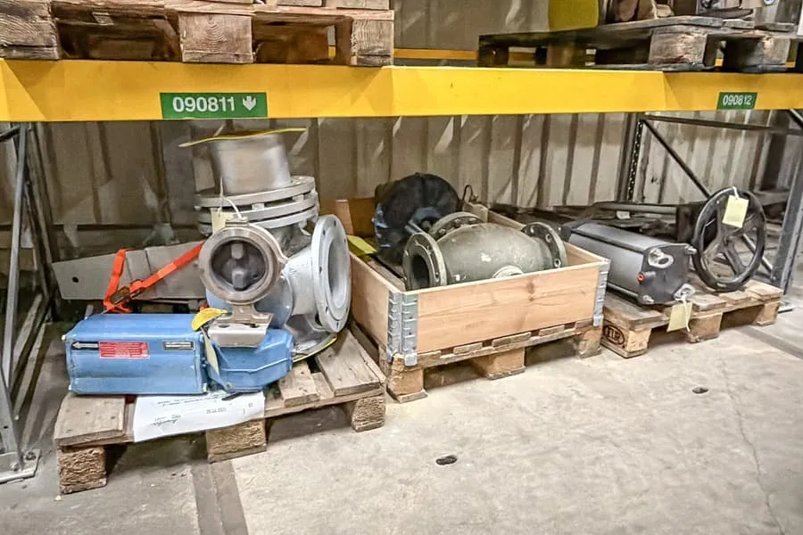 3 pallets met machineonderdelen