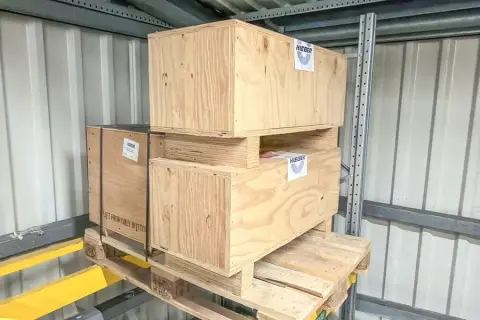 3 caisses en bois avec composants de machines