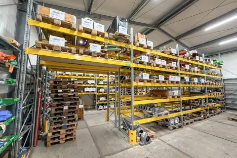 2 racks à palettes, env. 21 mètres linéaires