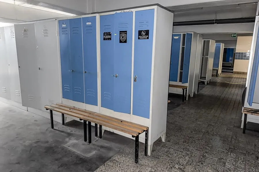 2 szafki, każda 3-drzwiowa