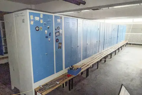 11 casiers, chacun à 3 portes