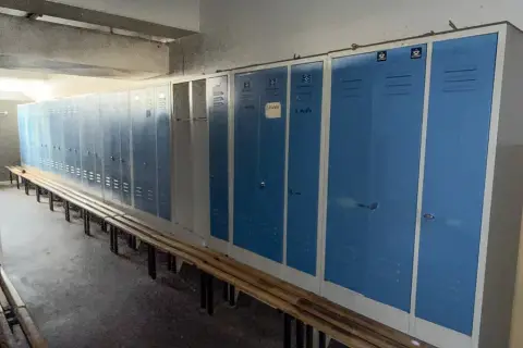 11 casiers, chacun à 3 portes
