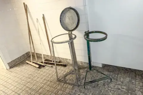 5 steelgereedschappen en 2 afvalbakken