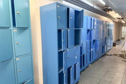 7 casiers, chacun à 12 portes