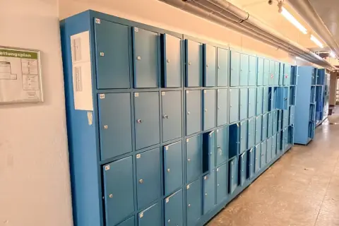 6 casiers, chacun à 12 portes