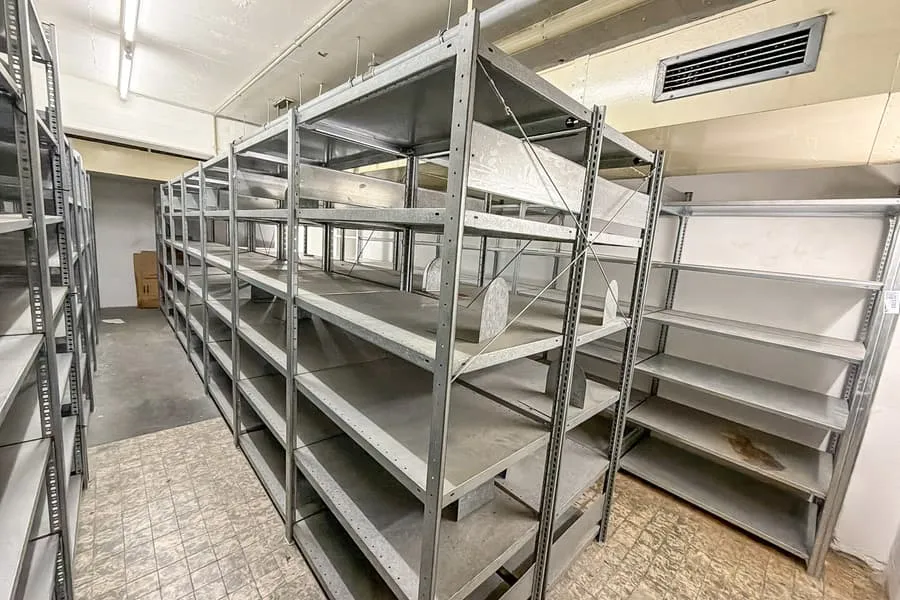 Installation d'étagères à emboîtement, galvanisée